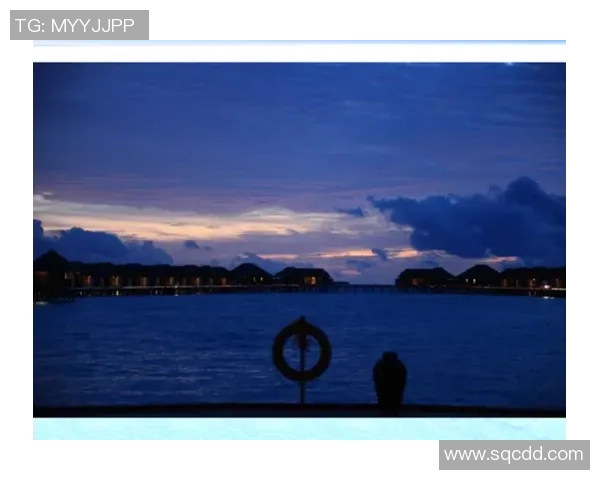 足球巨星畅游碧海蓝天享受豪华游艇度假时光尽显奢华与休闲风采